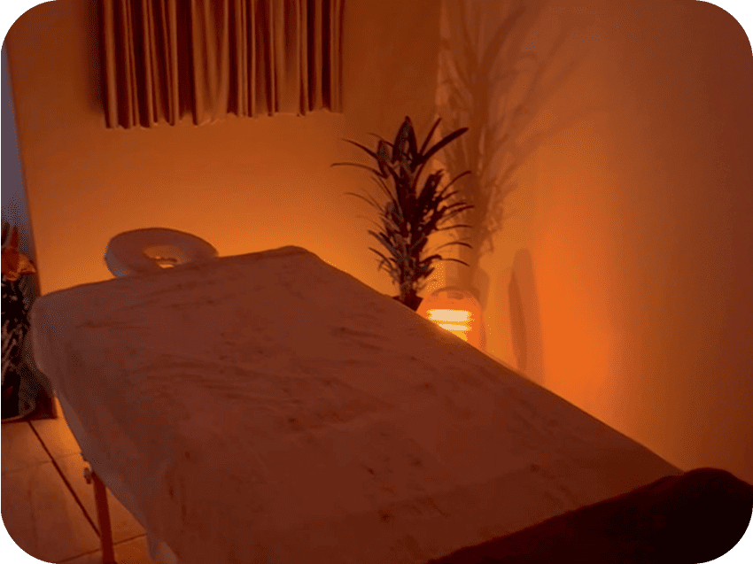 Espaço preparado para massagem relaxante masculina em Curitiba